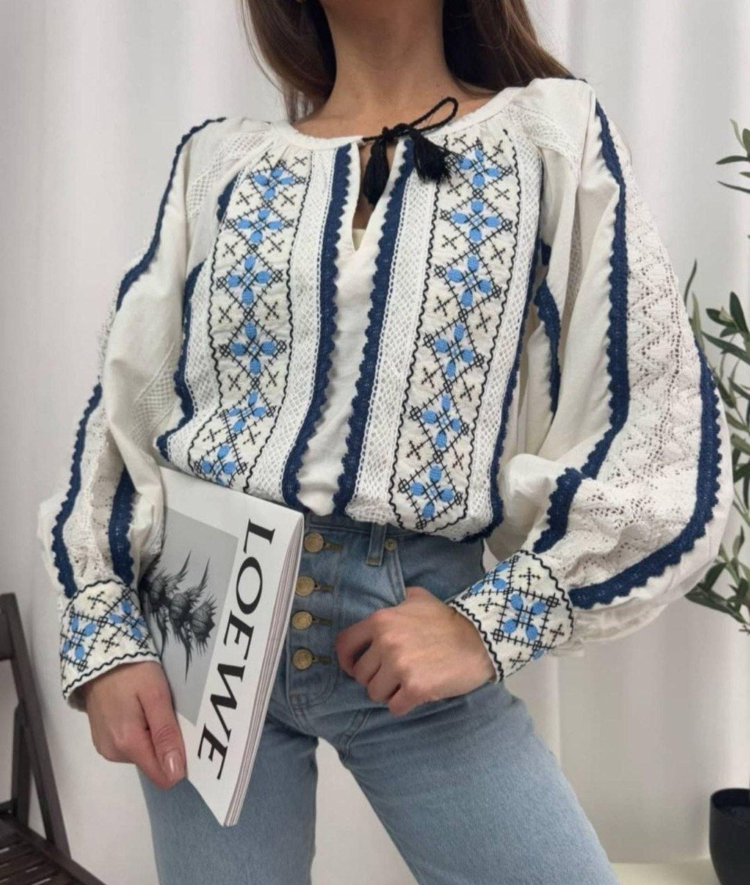 Вишиванка жіноча біла з синіми візерунками