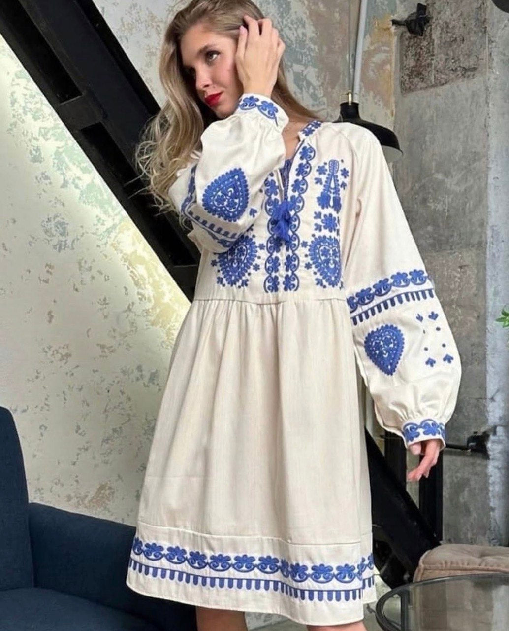 Біла сукня-вишиванка зі синім візерунком
