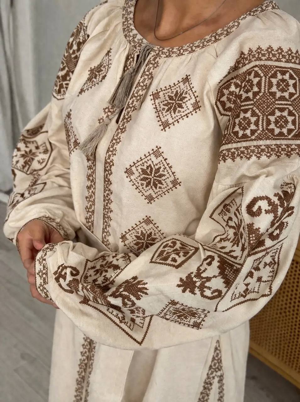Вишита сукня з паском